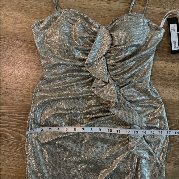 NWT Xscape Dress Women's Metallic Size 4 Ruffled Sheath Silver Wedding cocktail - Picture 8 of 8